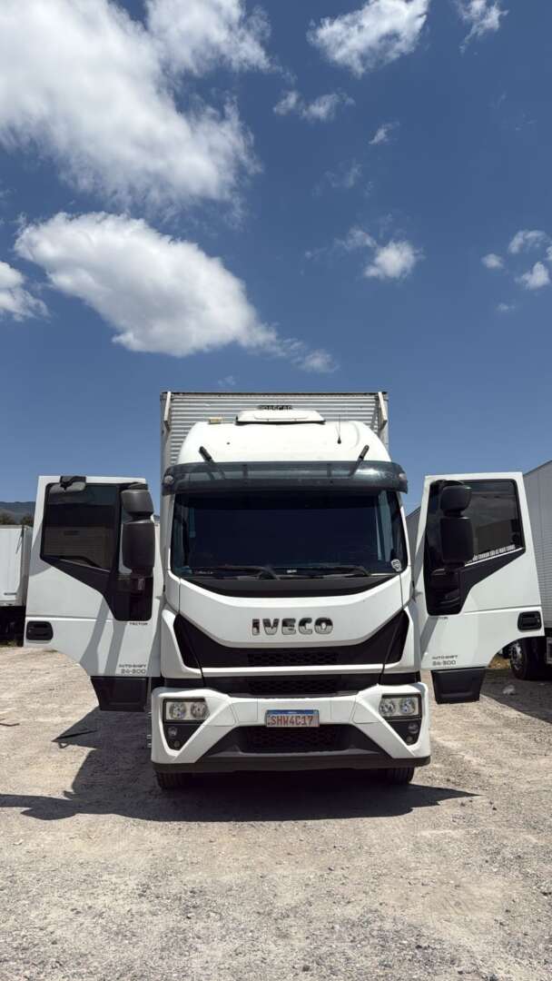 Caminhão IVECO TECTOR 240E30 Baú Furgão ANO 2023 de Ana Paula na Minas Gerais