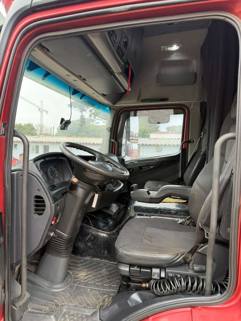 Caminhão MERCEDES BENZ MB 2430 Plataforma Guincho ANO 2019 de Alfredo CWB no Paraná