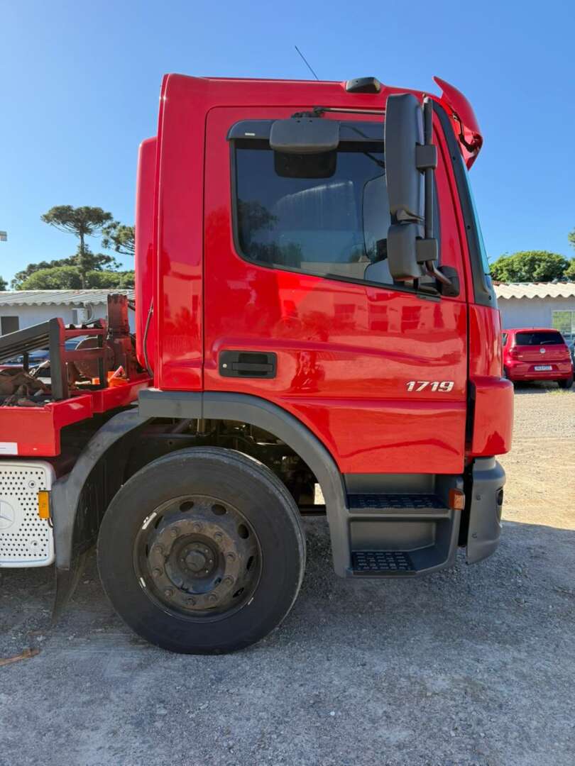 Caminhão MERCEDES BENZ MB 1719 Plataforma Guincho ANO 2015 de Alfredo CWB no Paraná