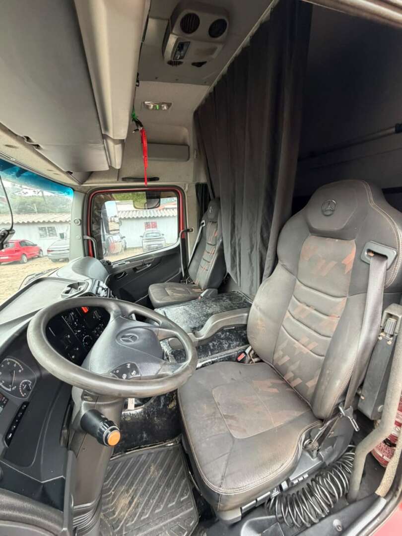Caminhão MERCEDES BENZ MB 2430 Plataforma Guincho ANO 2019 de Alfredo CWB no Paraná