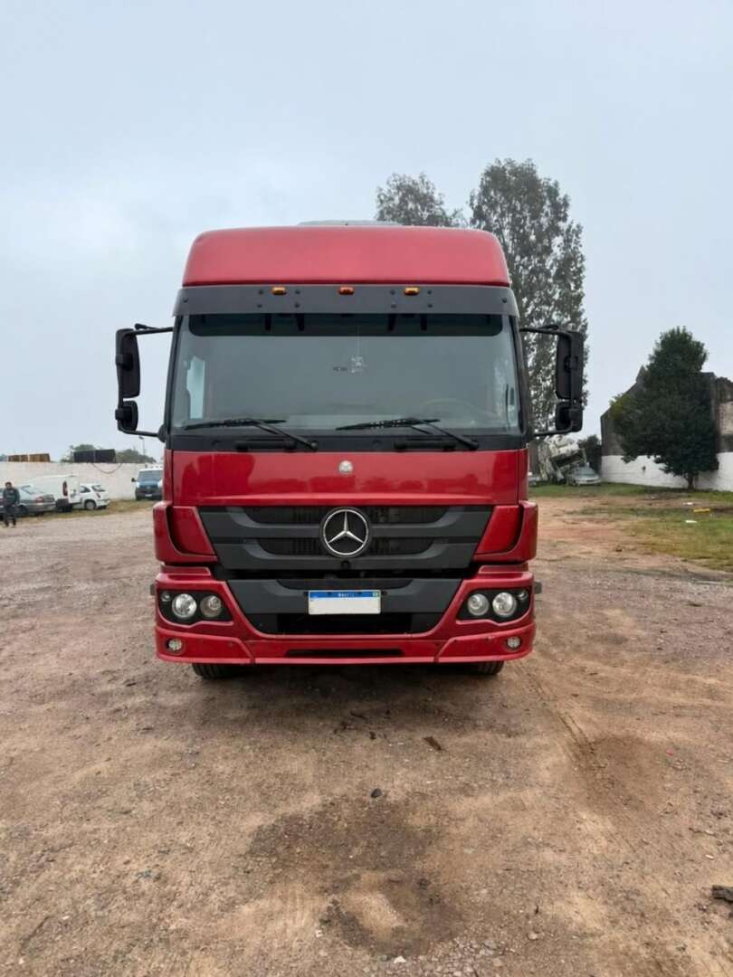 Caminhão MERCEDES BENZ MB 2430 Plataforma Guincho ANO 2019 de Alfredo CWB no Paraná