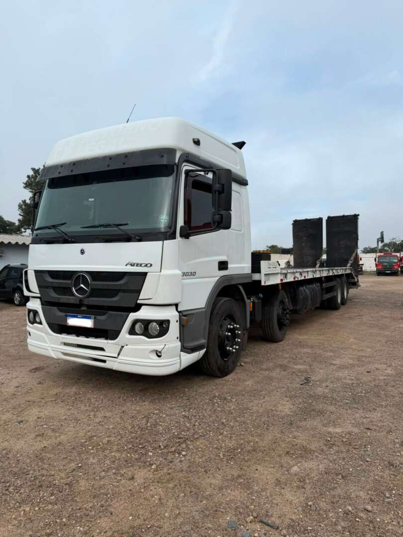 Caminhão MERCEDES BENZ MB 3030 Prancha ANO 2022 de Alfredo CWB no Paraná