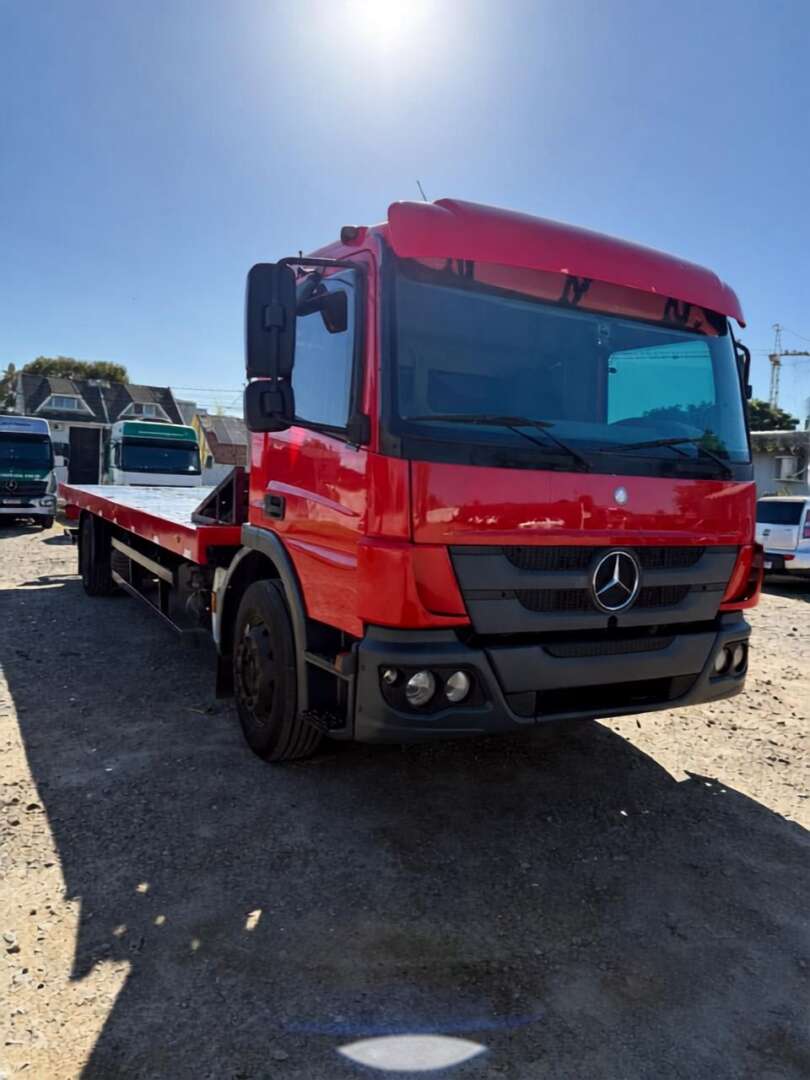 Caminhão MERCEDES BENZ MB 1719 Plataforma Guincho ANO 2015 de Alfredo CWB no Paraná