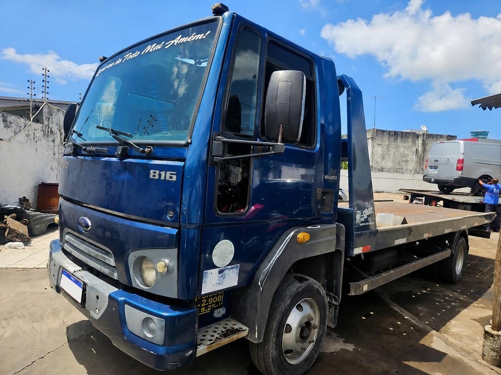Caminhão FORD CARGO 816 Plataforma Guincho ANO 2016 de Alfredo CWB no Paraná