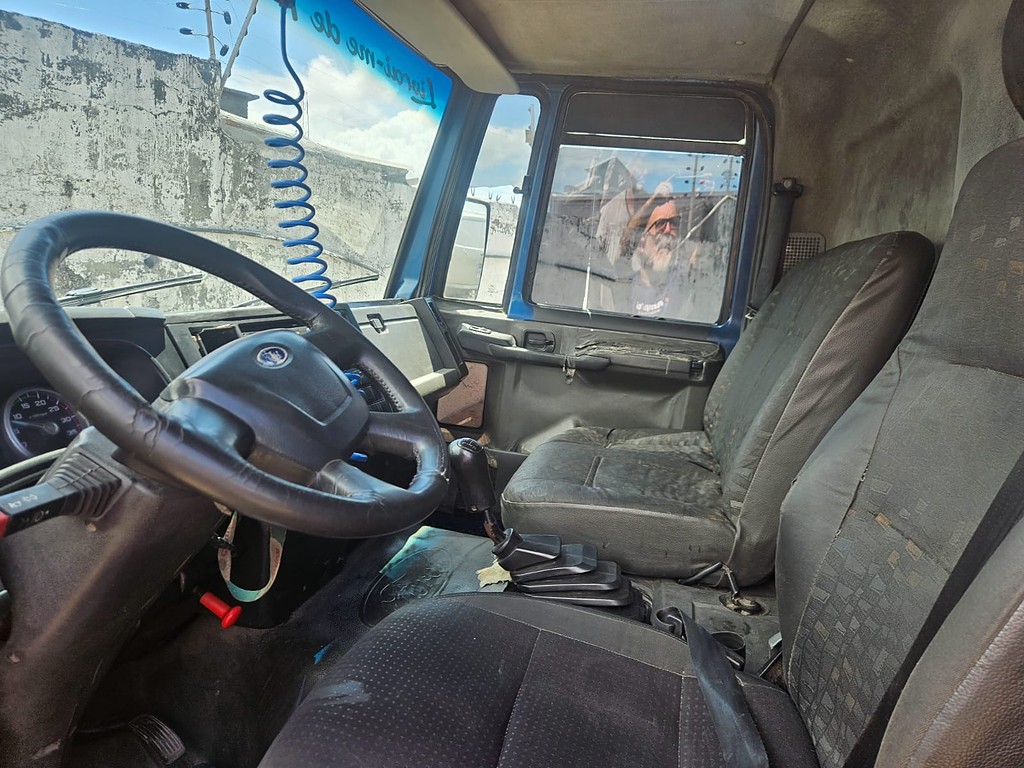 Caminhão FORD CARGO 816 Plataforma Guincho ANO 2016 de Alfredo CWB no Paraná