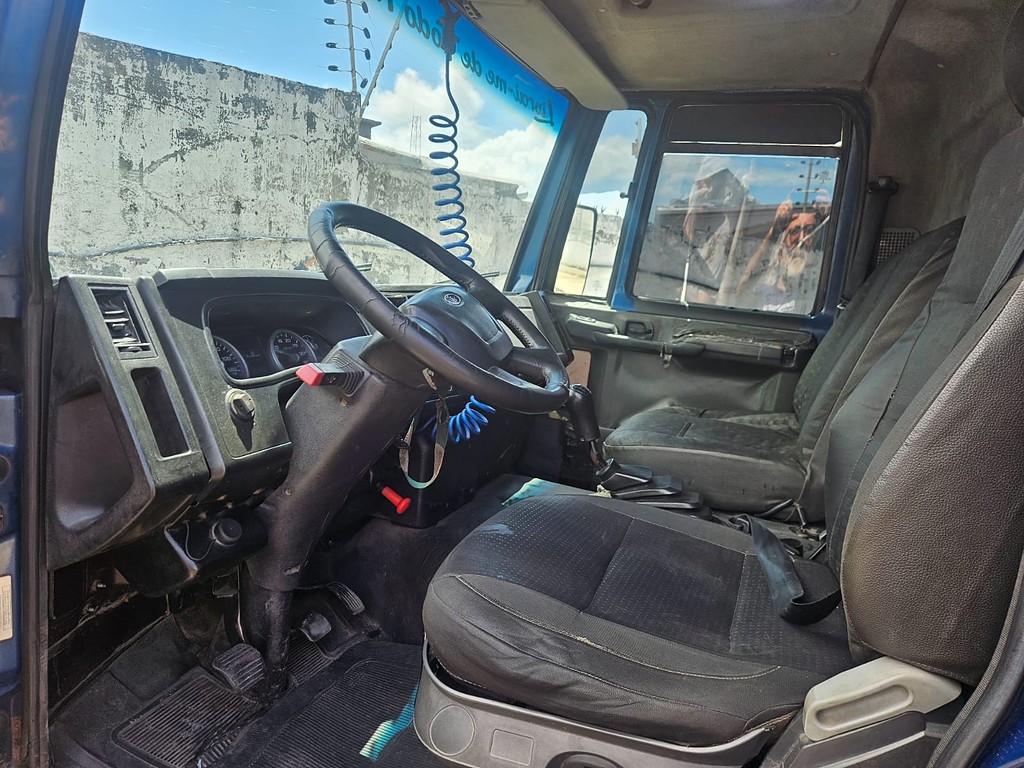 Caminhão FORD CARGO 816 Plataforma Guincho ANO 2016 de Alfredo CWB no Paraná
