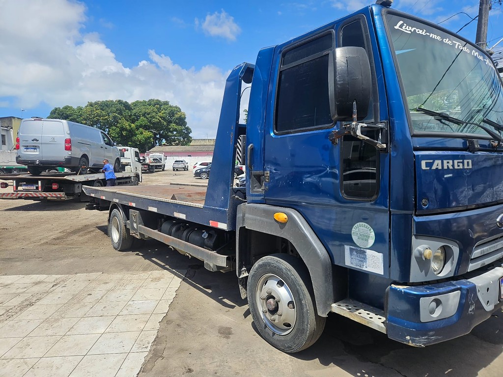 Caminhão FORD CARGO 816 Plataforma Guincho ANO 2016 de Alfredo CWB no Paraná