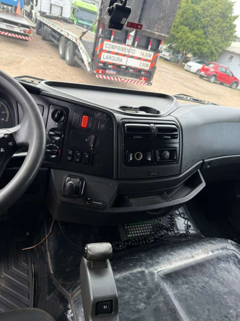 Caminhão MERCEDES BENZ MB 2430 Plataforma Guincho ANO 2019 de Alfredo CWB no Paraná