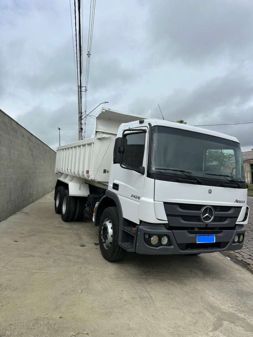 Caminhão MERCEDES BENZ MB 2426 Caçamba Basculante ANO 2019 de João Marcos no Paraná