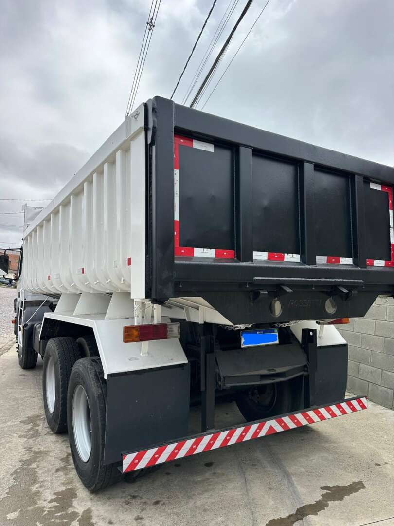 Caminhão MERCEDES BENZ MB 2426 Caçamba Basculante ANO 2019 de João Marcos no Paraná