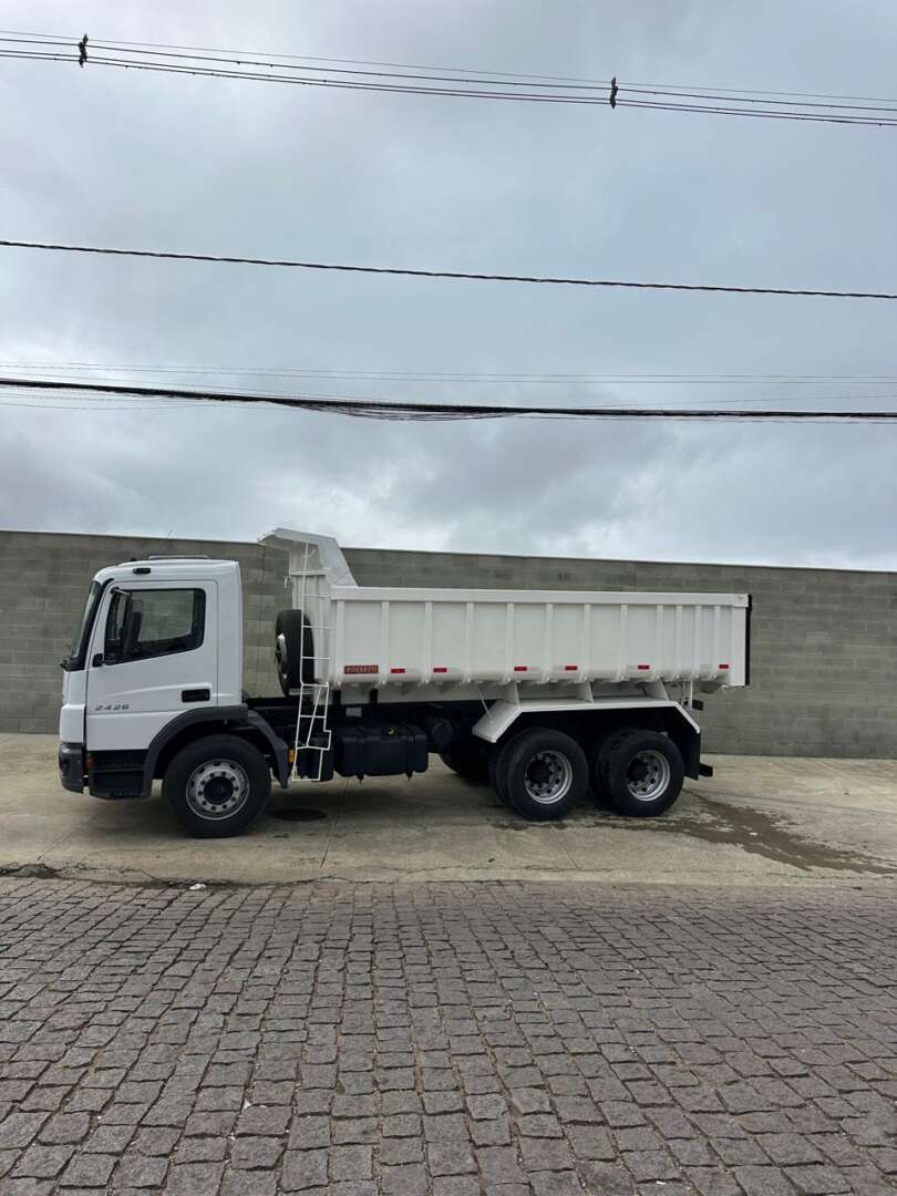 Caminhão MERCEDES BENZ MB 2426 Caçamba Basculante ANO 2019 de João Marcos no Paraná
