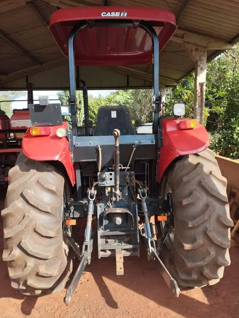 TRATOR CASE CASE Farmall 80 ANO 2013 de Auto Máquinas Palotina no Paraná