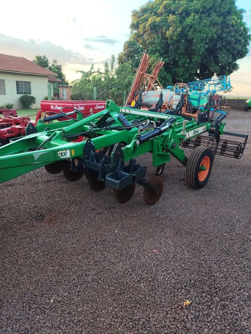 IMPLEMENTOS AGRICOLAS ESCARIFICADOR 9 HASTES DISCO CORTE ANO 2023 de Auto Máquinas Palotina no Paraná