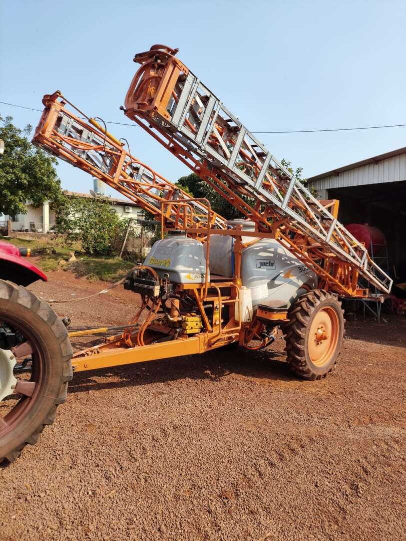 PULVERIZADOR JACTO ADVANCE 3000 AM24 ANO 2008 de Auto Máquinas Palotina no Paraná