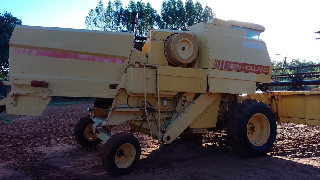 COLHEITADEIRA NEW HOLLAND NH 8055 ANO 1989 de Auto Máquinas Palotina no Paraná