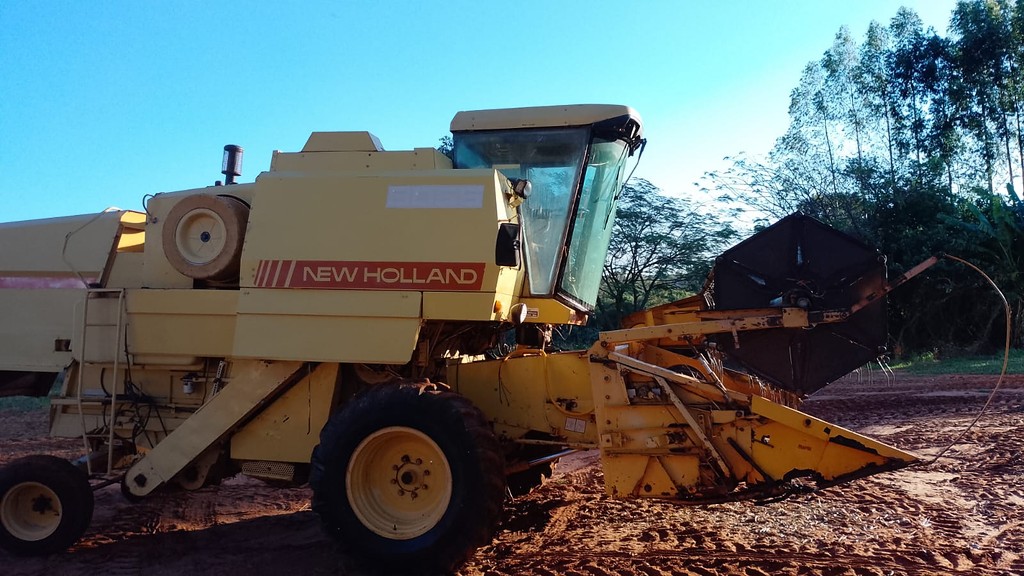 COLHEITADEIRA NEW HOLLAND NH 8055 ANO 1989 de Auto Máquinas Palotina no Paraná