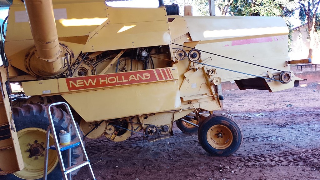 COLHEITADEIRA NEW HOLLAND NH 8055 ANO 1989 de Auto Máquinas Palotina no Paraná