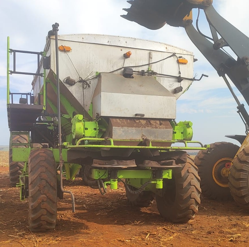 IMPLEMENTOS AGRICOLAS DISTRIBUIDOR CALCÁRIO 15000 Kg ANO 2022 de Auto Máquinas Palotina no Paraná