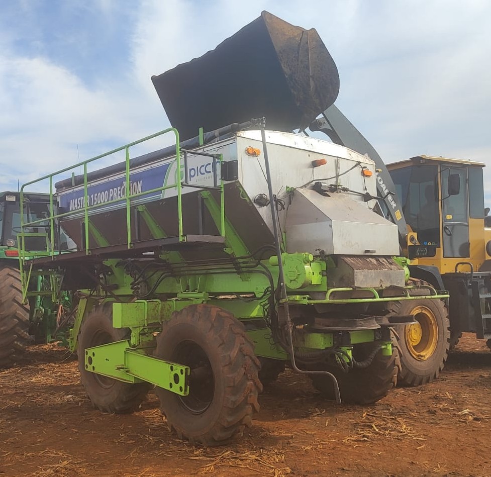 IMPLEMENTOS AGRICOLAS DISTRIBUIDOR CALCÁRIO 15000 Kg ANO 2022 de Auto Máquinas Palotina no Paraná