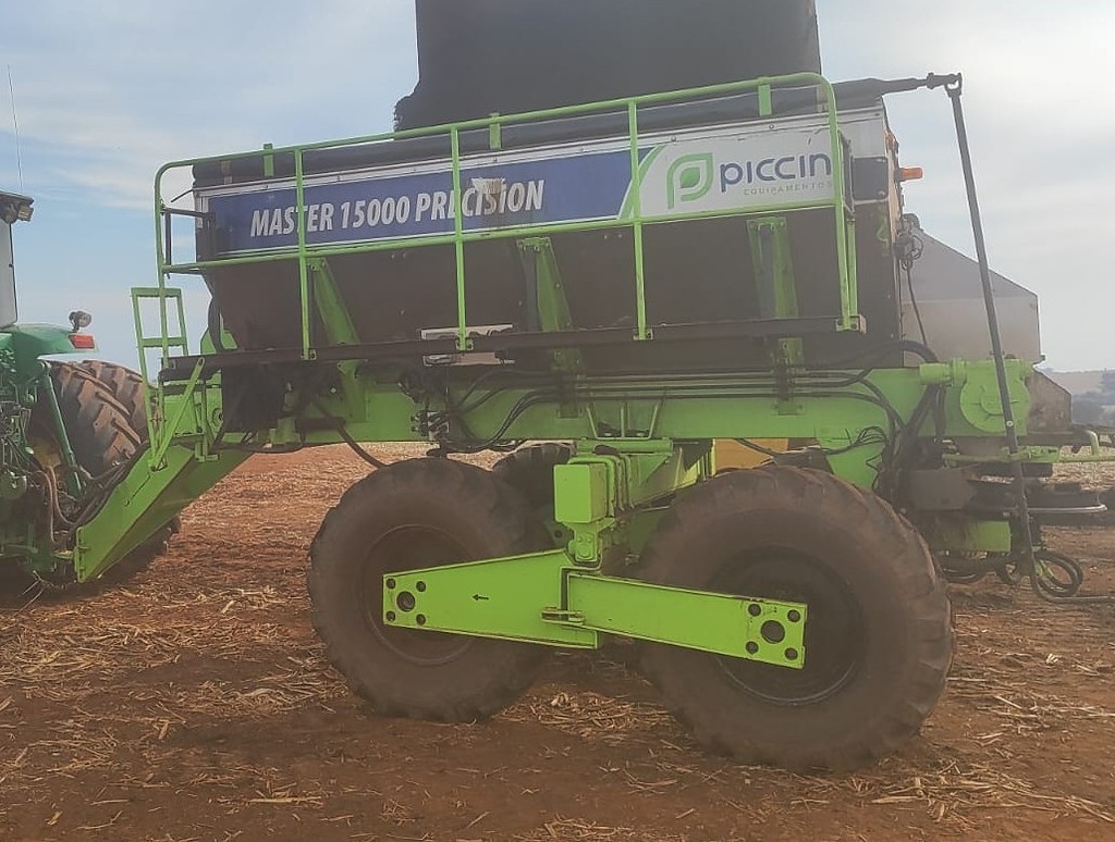 IMPLEMENTOS AGRICOLAS DISTRIBUIDOR CALCÁRIO 15000 Kg ANO 2022 de Auto Máquinas Palotina no Paraná