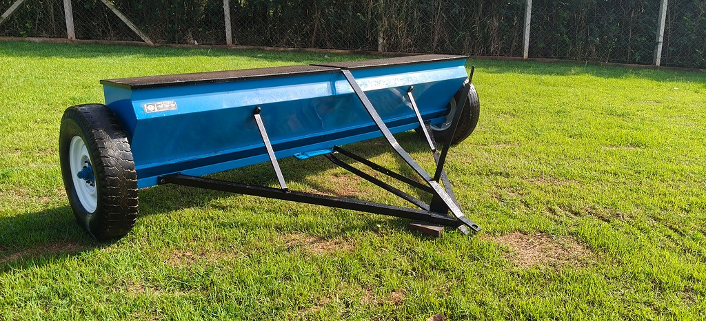 IMPLEMENTOS AGRICOLAS DISTRIBUIDOR ADUBO ORGÂNICO SÓLIDO ANO 1994 de Auto Máquinas Palotina no Paraná