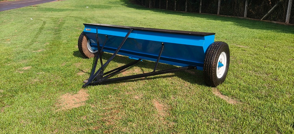 IMPLEMENTOS AGRICOLAS DISTRIBUIDOR ADUBO ORGÂNICO SÓLIDO ANO 1994 de Auto Máquinas Palotina no Paraná