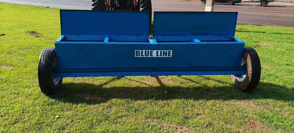 IMPLEMENTOS AGRICOLAS DISTRIBUIDOR ADUBO ORGÂNICO SÓLIDO ANO 1994 de Auto Máquinas Palotina no Paraná