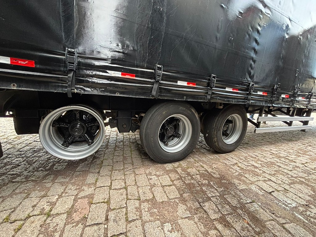 Carreta SEMI-REBOQUE BAU SIDER Randon ANO 2011 3 Eixos de Geração Caminhões e Carretas no Paraná