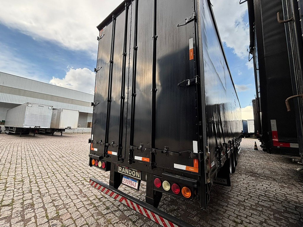Carreta SEMI-REBOQUE BAU SIDER Randon ANO 2011 3 Eixos de Geração Caminhões e Carretas no Paraná