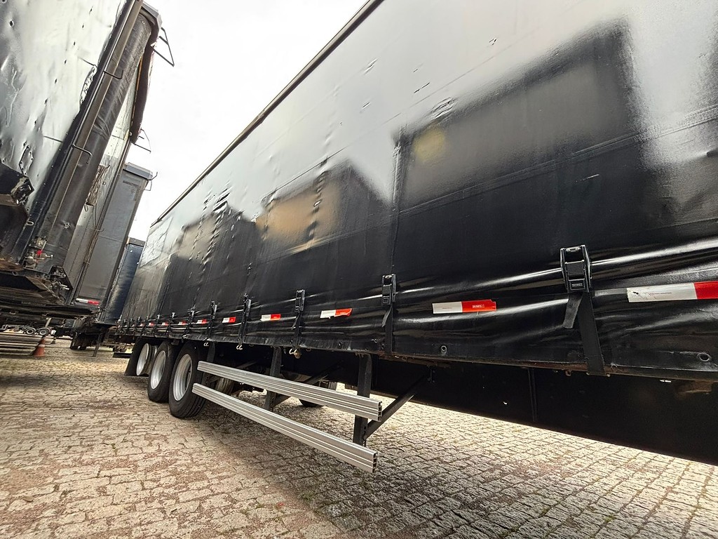 Carreta SEMI-REBOQUE BAU SIDER Randon ANO 2011 3 Eixos de Geração Caminhões e Carretas no Paraná