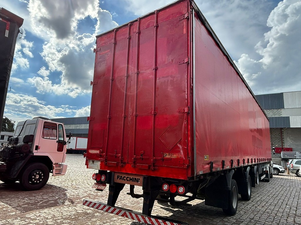 Carreta SEMI-REBOQUE BAU SIDER Facchini ANO 2013 1+1+1 Vanderleia de Geração Caminhões e Carretas no Paraná