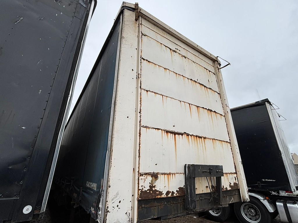 Carreta SEMI-REBOQUE BAU SIDER Facchini ANO 2001 3 Eixos de Geração Caminhões e Carretas no Paraná