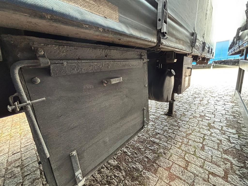 Carreta SEMI-REBOQUE BAU SIDER Facchini ANO 2001 3 Eixos de Geração Caminhões e Carretas no Paraná