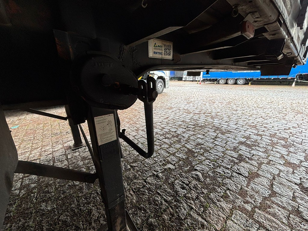 Carreta SEMI-REBOQUE BAU SIDER Facchini ANO 2001 3 Eixos de Geração Caminhões e Carretas no Paraná