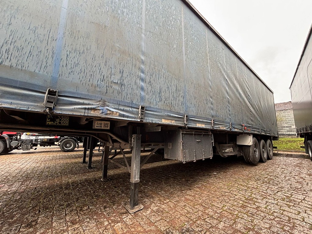 Carreta SEMI-REBOQUE BAU SIDER Facchini ANO 2001 3 Eixos de Geração Caminhões e Carretas no Paraná