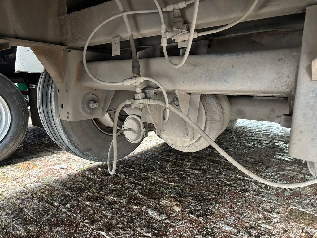 Carreta SEMI-REBOQUE BAU SIDER Facchini ANO 2001 3 Eixos de Geração Caminhões e Carretas no Paraná