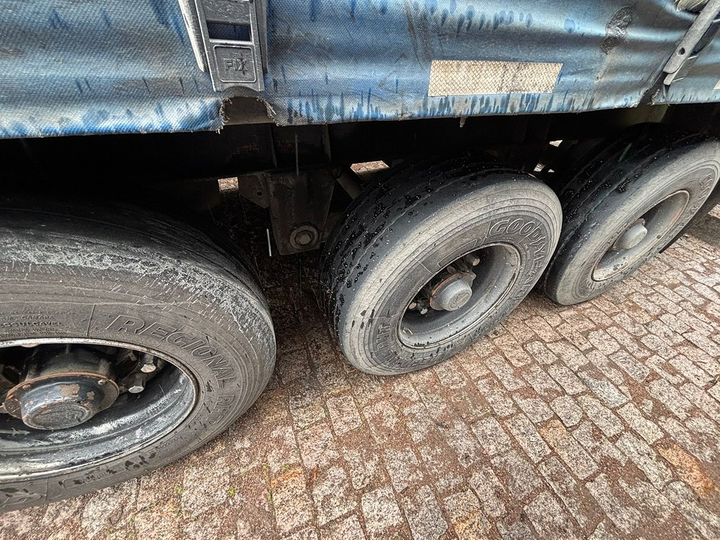 Carreta SEMI-REBOQUE BAU SIDER Facchini ANO 2001 3 Eixos de Geração Caminhões e Carretas no Paraná