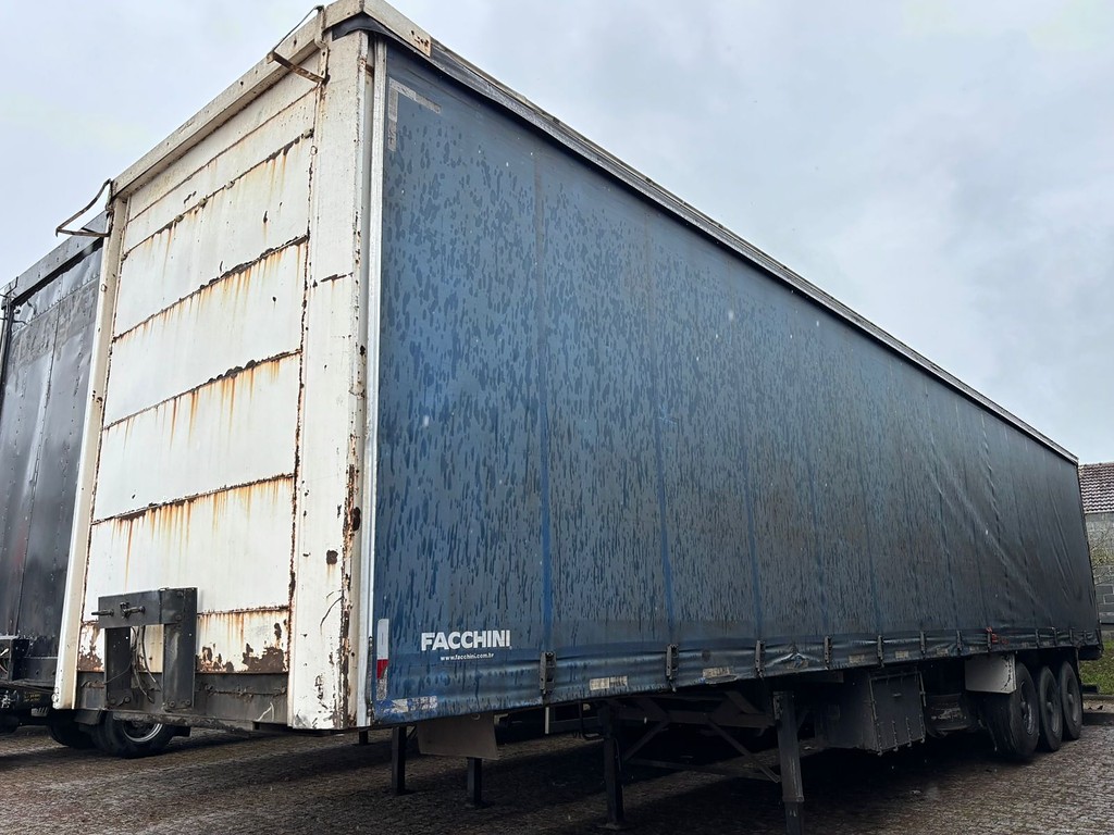 Carreta SEMI-REBOQUE BAU SIDER Facchini ANO 2001 3 Eixos de Geração Caminhões e Carretas no Paraná
