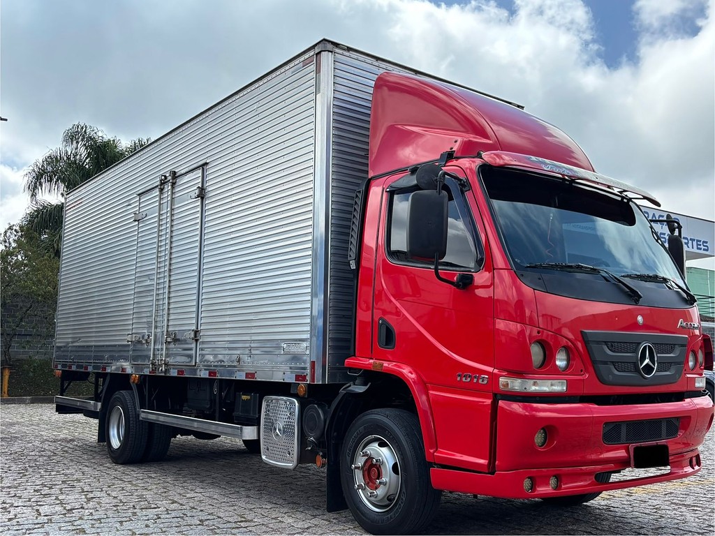 Caminhão MERCEDES BENZ MB 1016 Baú Furgão ANO 2014 de Geração Caminhões e Carretas no Paraná