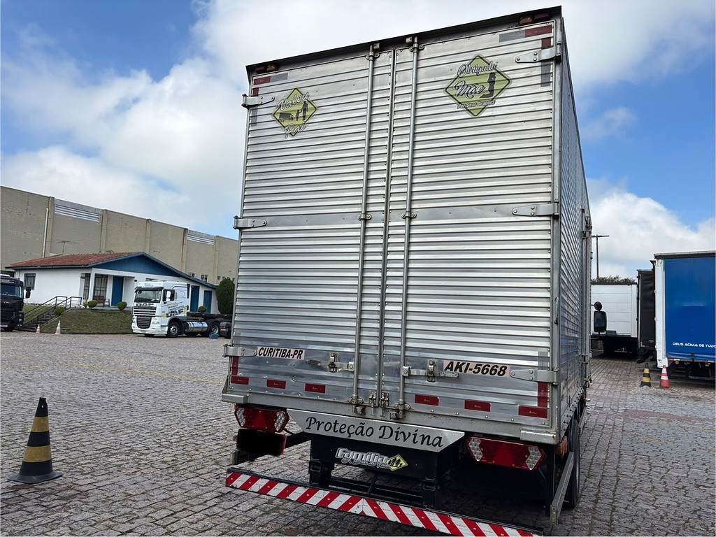 Caminhão MERCEDES BENZ MB 1016 Baú Furgão ANO 2014 de Geração Caminhões e Carretas no Paraná