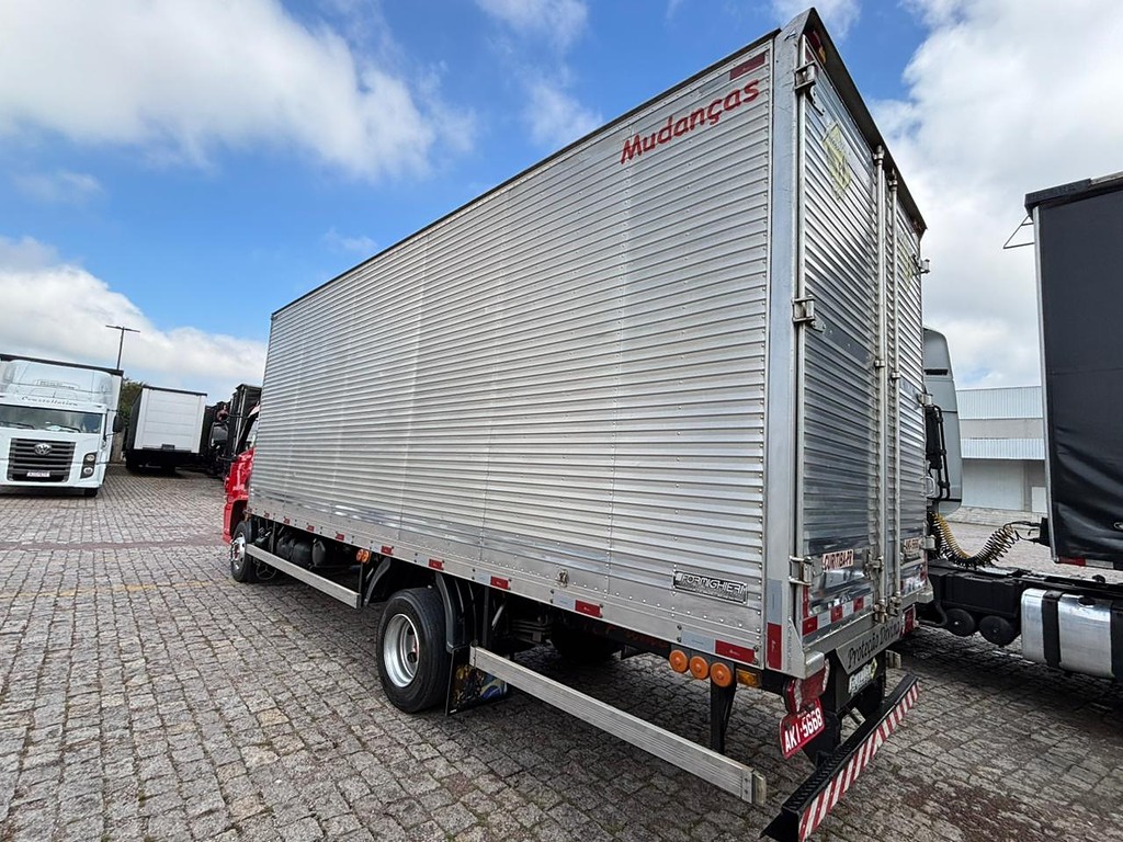 Caminhão MERCEDES BENZ MB 1016 Baú Furgão ANO 2014 de Geração Caminhões e Carretas no Paraná