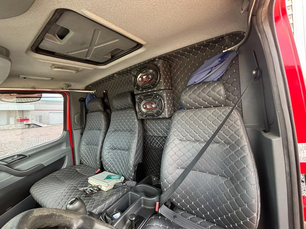 Caminhão MERCEDES BENZ MB 1016 Baú Furgão ANO 2014 de Geração Caminhões e Carretas no Paraná