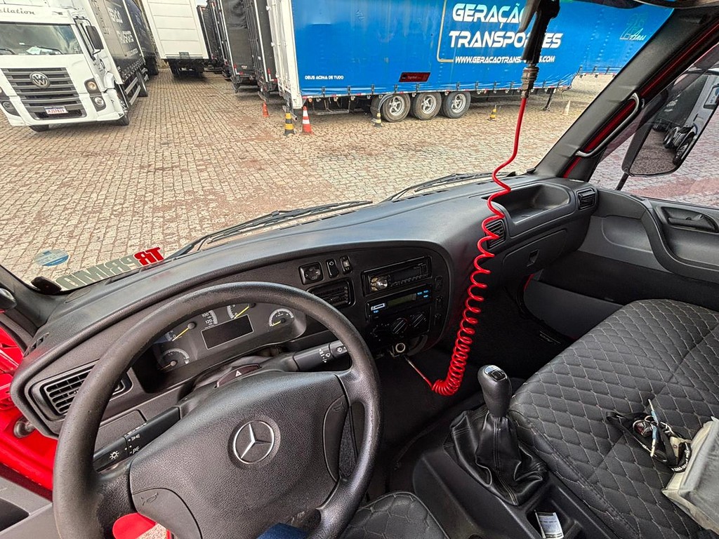 Caminhão MERCEDES BENZ MB 1016 Baú Furgão ANO 2014 de Geração Caminhões e Carretas no Paraná