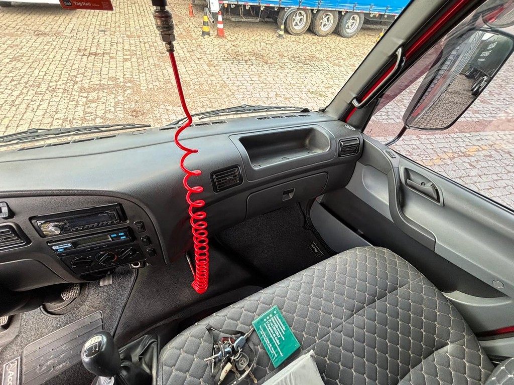 Caminhão MERCEDES BENZ MB 1016 Baú Furgão ANO 2014 de Geração Caminhões e Carretas no Paraná