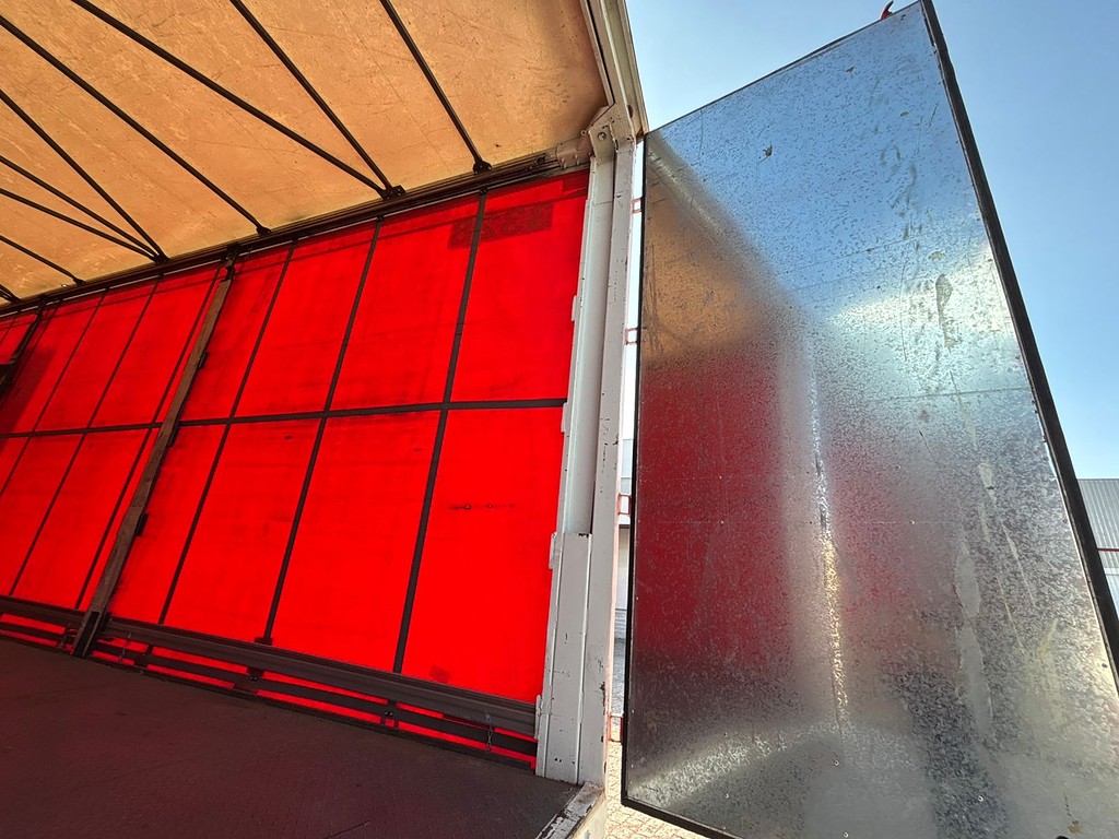 Carreta SEMI-REBOQUE BAU SIDER Randon ANO 2008 1+1+1 Vanderleia de Geração Caminhões e Carretas no Paraná