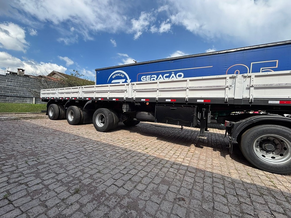 Carreta SEMI-REBOQUE BOBINEIRO Randon ANO 2009 1+1+1 Vanderleia de Geração Caminhões e Carretas no Paraná