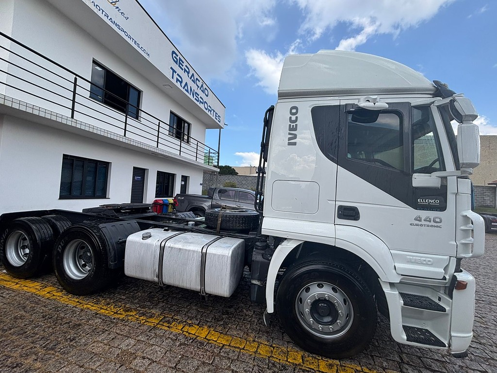 Caminhão IVECO STRALIS 440 Cavalo Mecânico ANO 2013 de Geração Caminhões e Carretas no Paraná