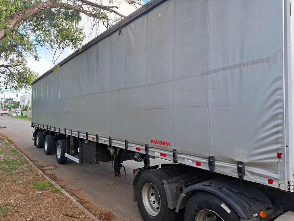 Carreta SEMI-REBOQUE BAU SIDER Facchini ANO 2020 1+1+1 Vanderleia de Geração Caminhões e Carretas no Paraná