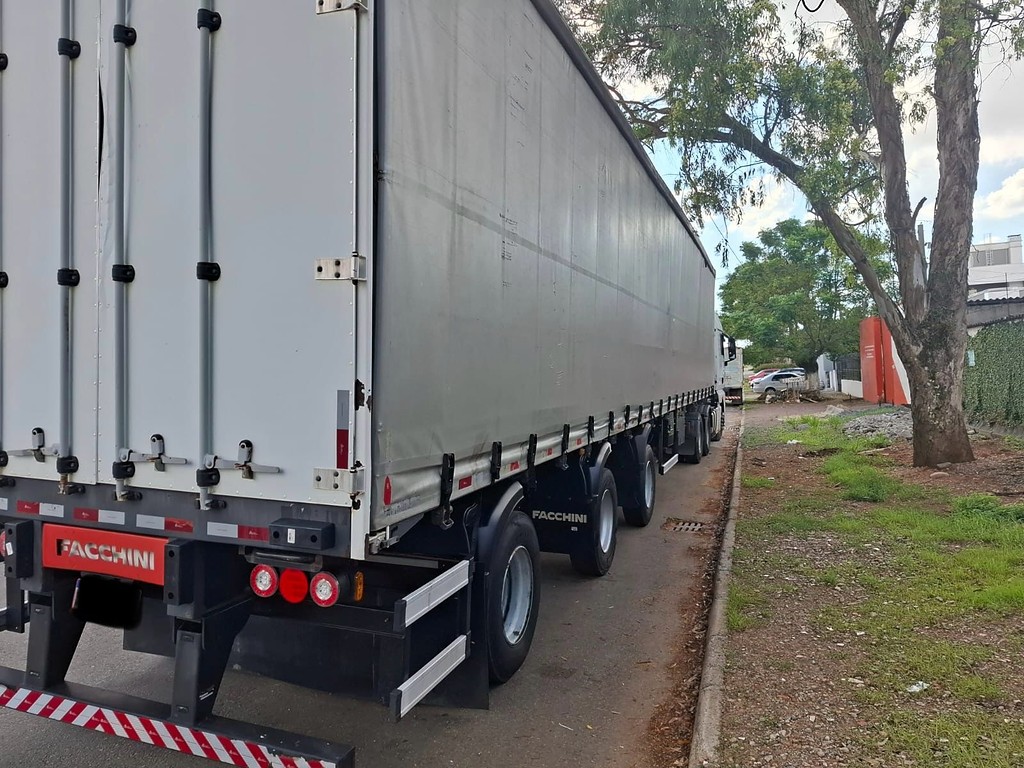 Carreta SEMI-REBOQUE BAU SIDER Facchini ANO 2020 1+1+1 Vanderleia de Geração Caminhões e Carretas no Paraná