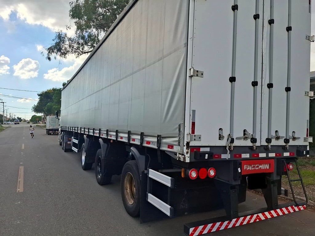 Carreta SEMI-REBOQUE BAU SIDER Facchini ANO 2020 1+1+1 Vanderleia de Geração Caminhões e Carretas no Paraná